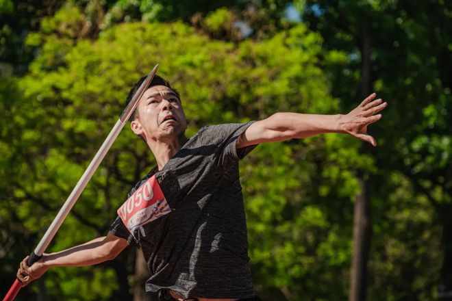关于拼搏在赛场，豪强对决火花四溅的信息