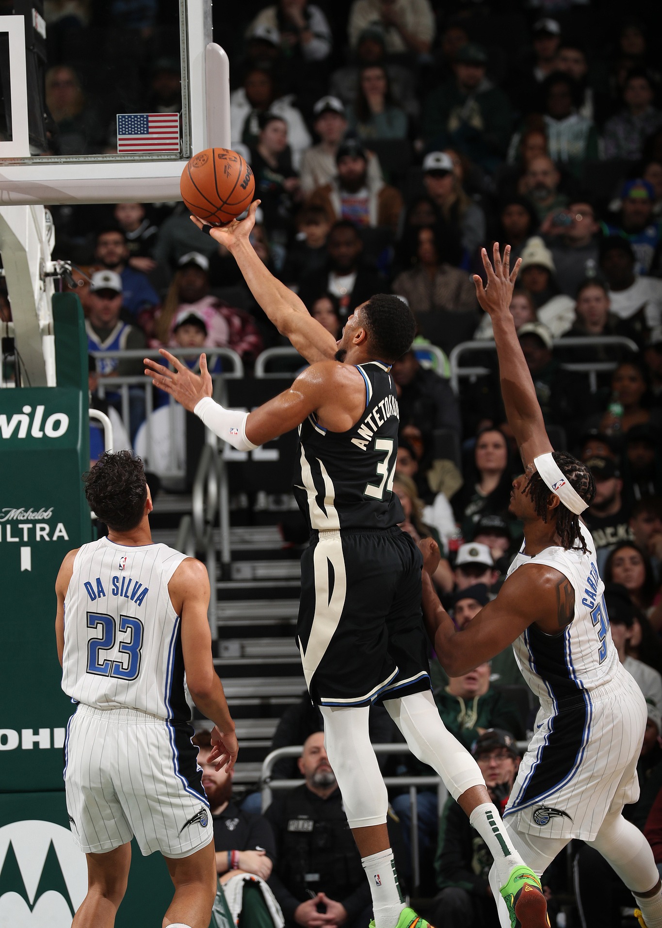 雄鹿大胜魔术，米德尔顿砍下高效得分