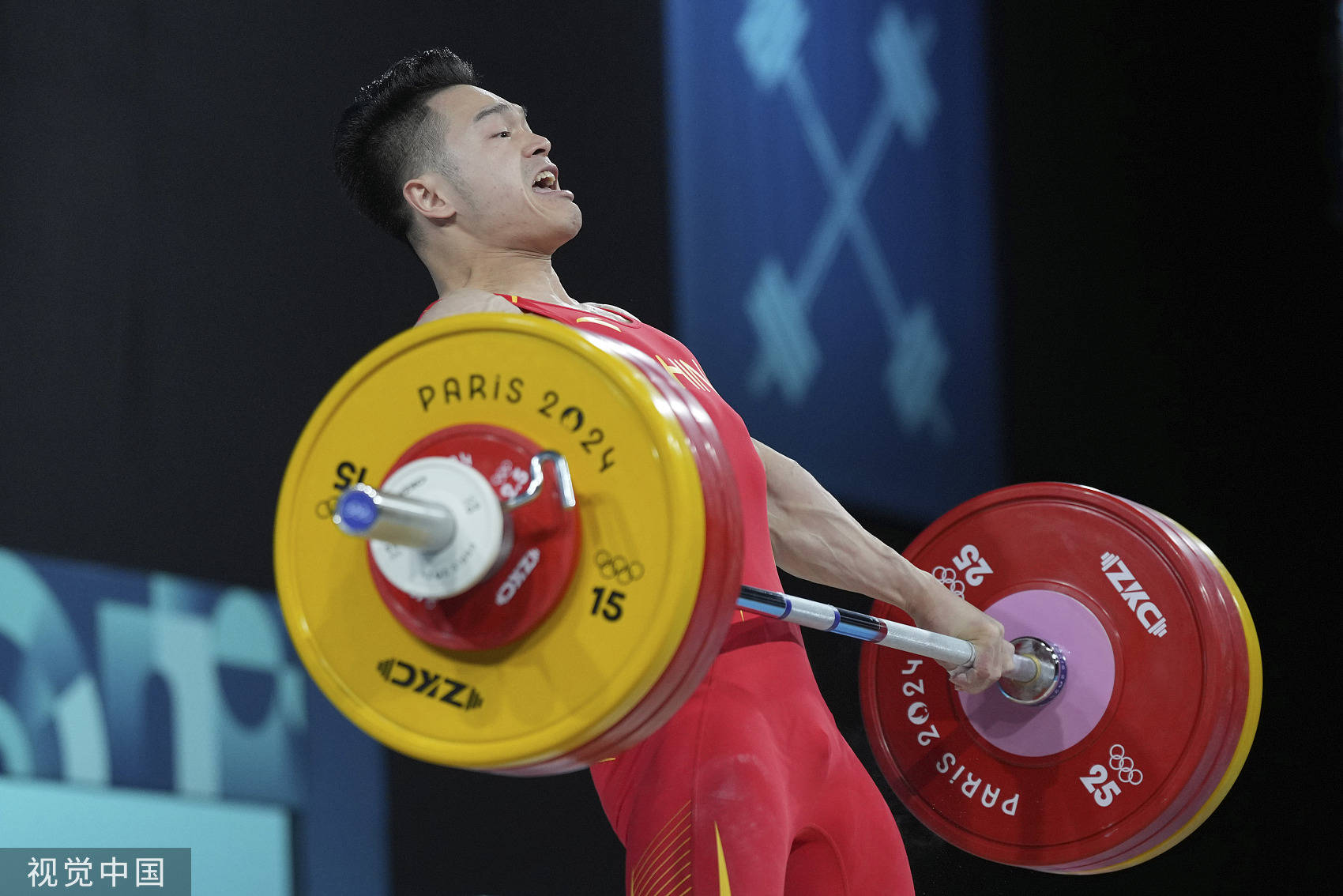 举重冠军力挽狂澜，挑战极限彰显实力