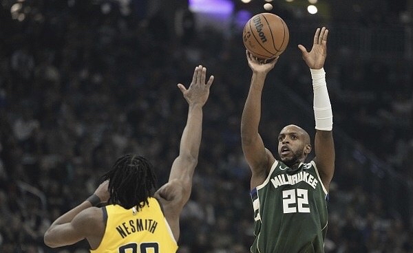 雄鹿终结步行者连胜，取得胜利