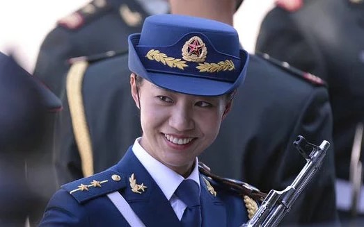 克里姆林宫高尔夫选手夺冠英姿飒爽赢得掌声