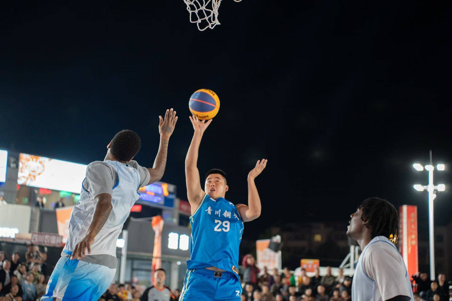 精彩绝伦的盛况，篮球纷飞如雨的简单介绍