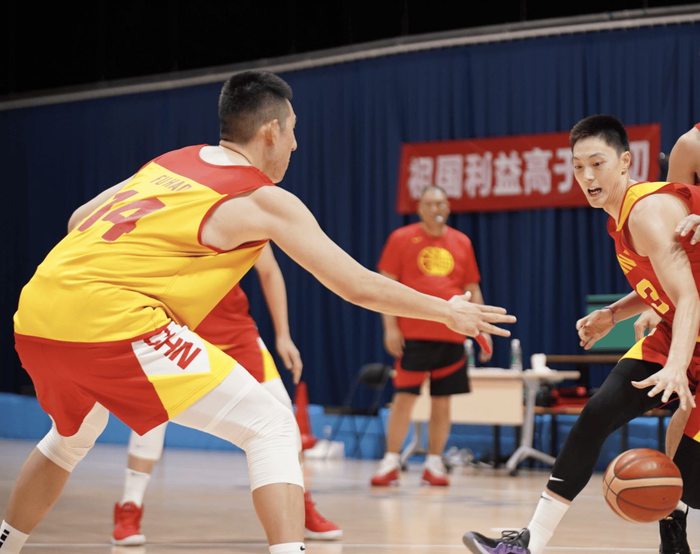 比赛前热身环节,队员状态神勇 比赛前热身环节,队员状态神勇